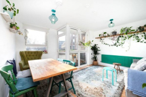 Cozy 1-Bedroom Oasis with Balcony in London's Heart